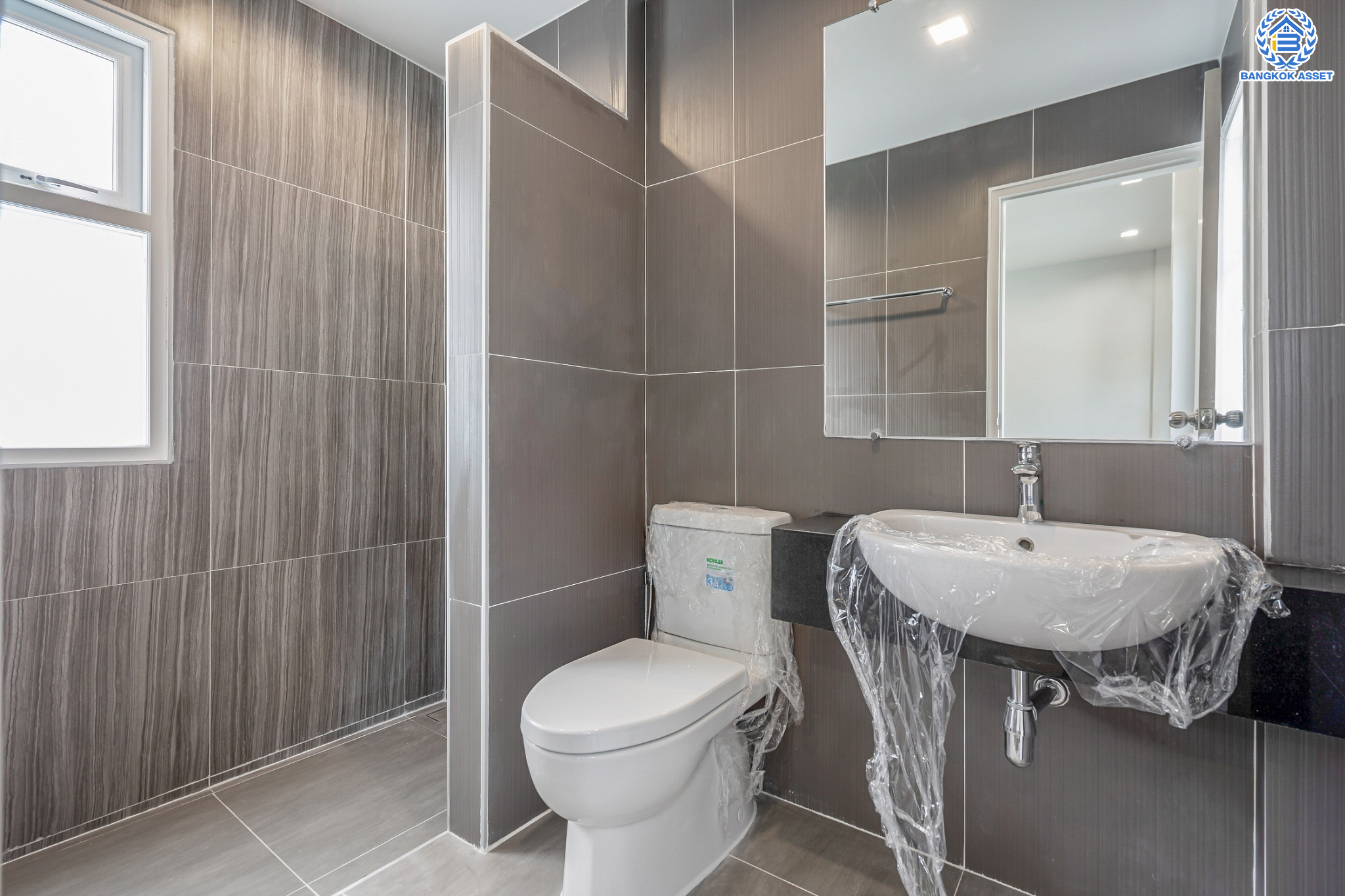 บ้านมือสองตกแต่งใหม่ ม.เศรณี คาซ่า ดอนเมือง บ้านเดี่ยว หลังมุม เนื้อที่ 56.2 ตร.ว. ฟังก์ชันจัดเต็ม 5 ห้องนอน 5 ห้องน้ำ 1 ห้องอเนกประสงค์ จอดรถได้ 2 คัน พร้อมมีพื้นที่สีเขียวที่ให้คุณจัดมุมพักผ่อนเล็กๆ ได้ชิลๆ ราคาคุ้มสุดในย่านนี้! ใกล้สนามบินดอนเมือง, ทางด่วน "ศรีสมาน" และรถไฟฟ้าสายสีแดง "สถานีดอนเมือง"